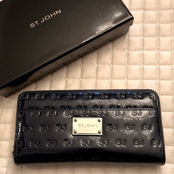 St. John Navy Blue Patent Leather Zipped Wallet 8”L x 0.75"W x 4"H like new - Picture 2 of 10